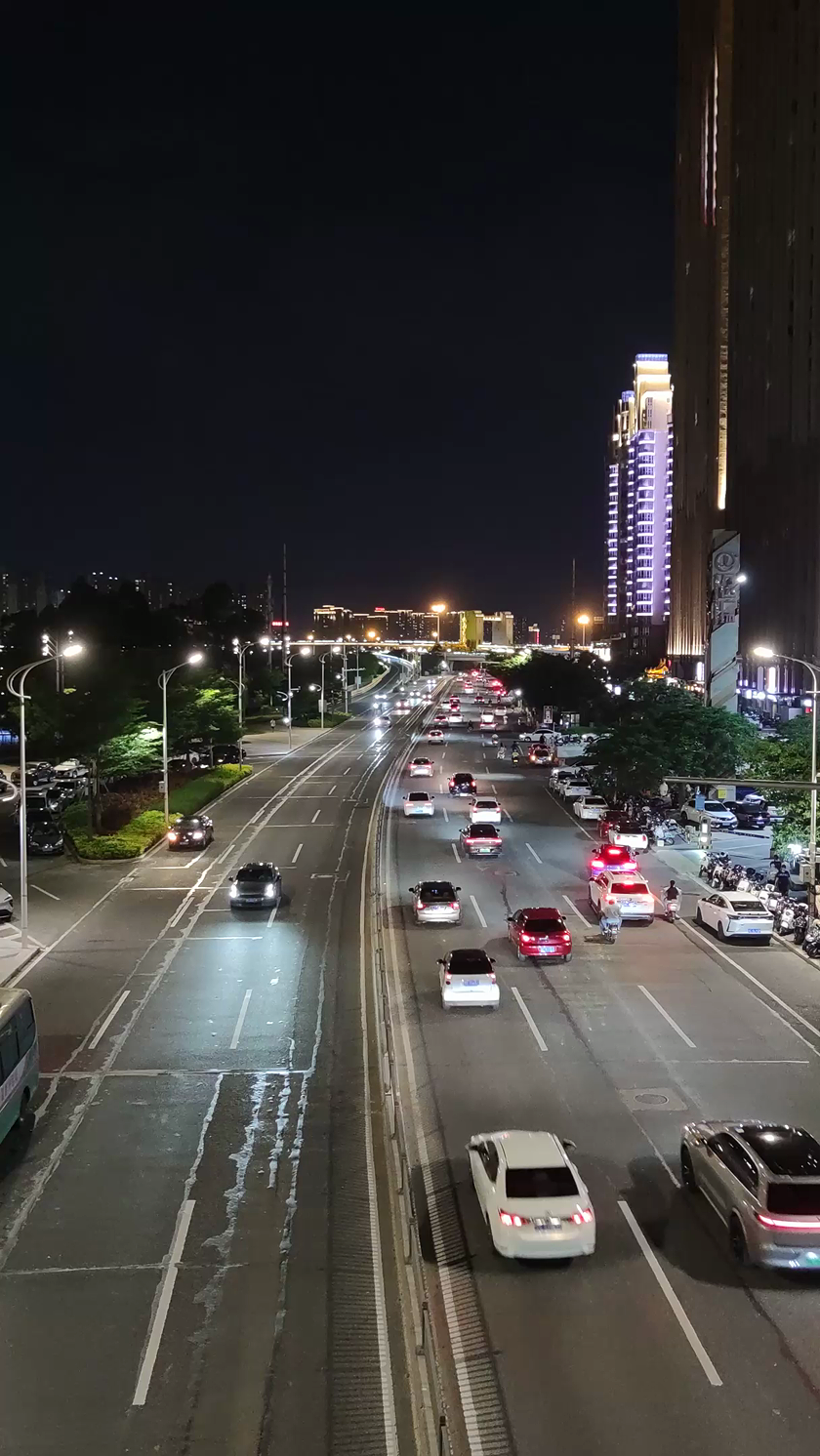 城市交通夜景车辆行驶实拍