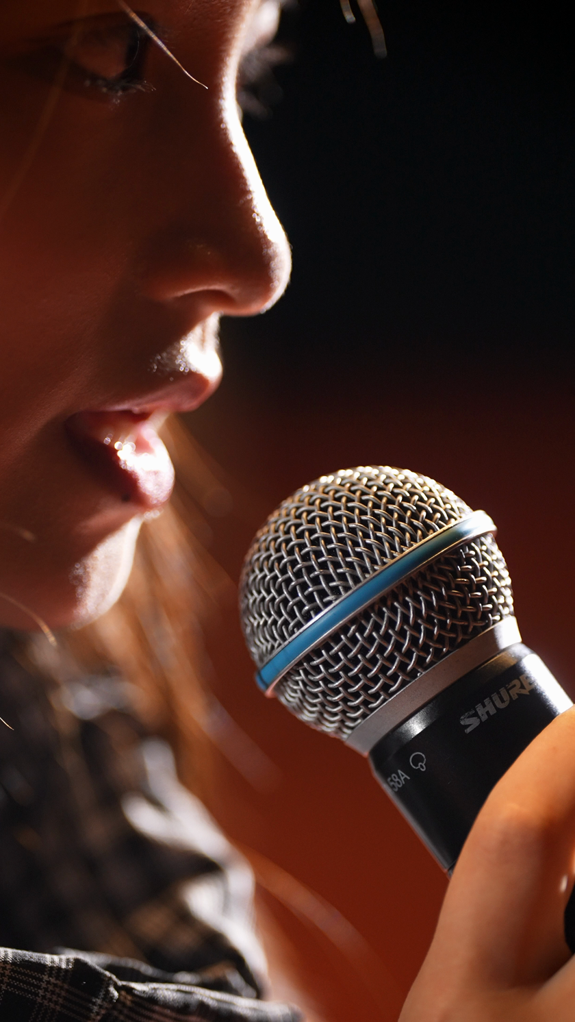 女生拿着麦克风唱歌