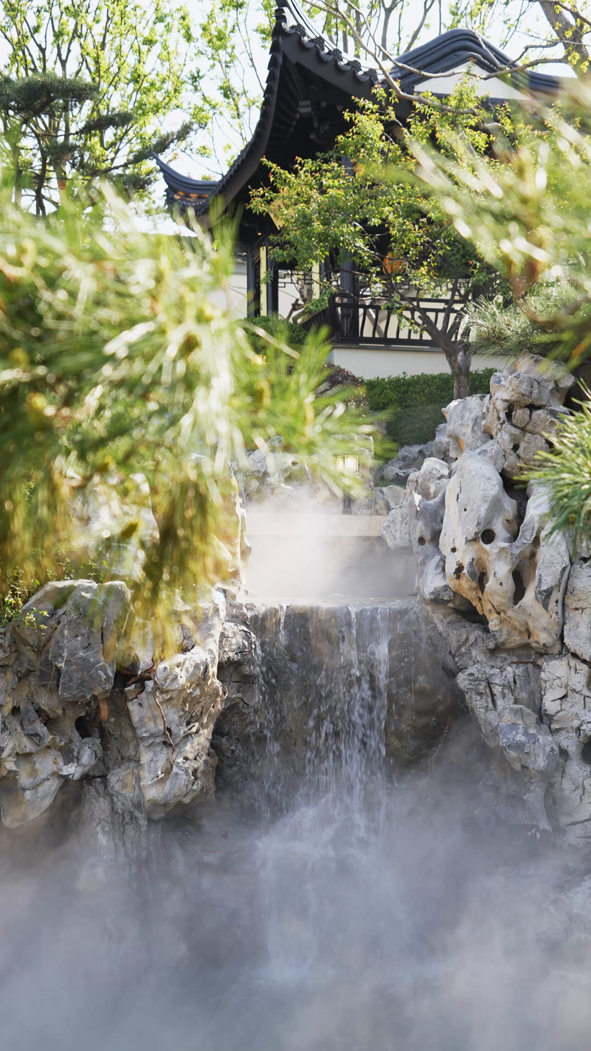 航拍中式古建筑和葆耀高翔的中国文化园林设计