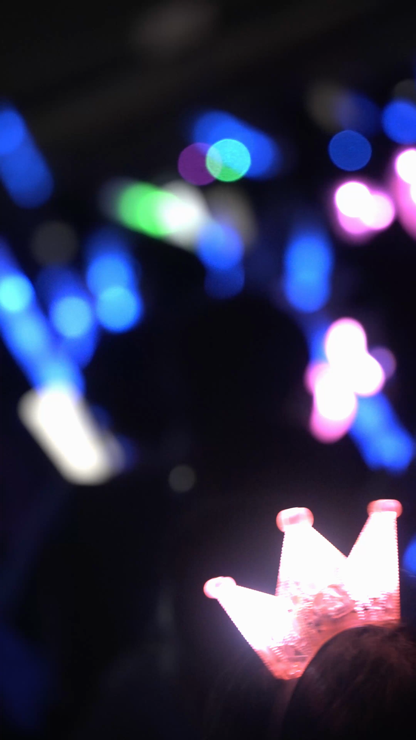 演唱会现场看台观众手舞荧光棒虚化竖屏