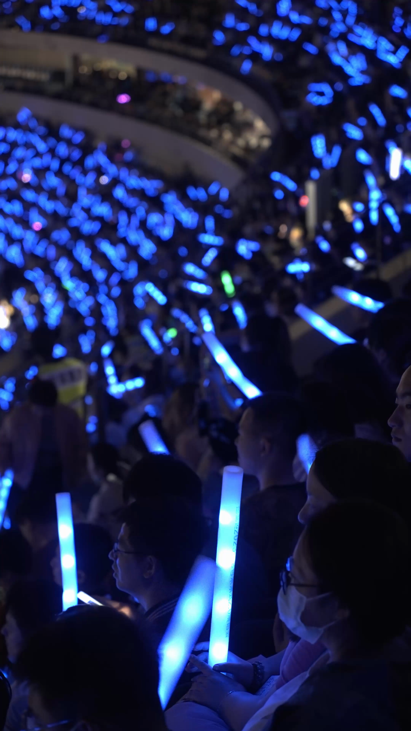 实拍大型演唱会观众挥舞荧光棒竖屏