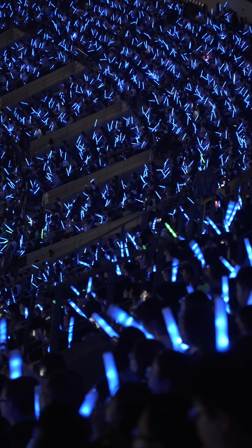 实拍演唱会现场看台观众席竖屏