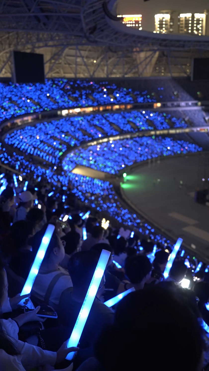 实拍体育馆演唱会观众挥舞荧光棒竖屏