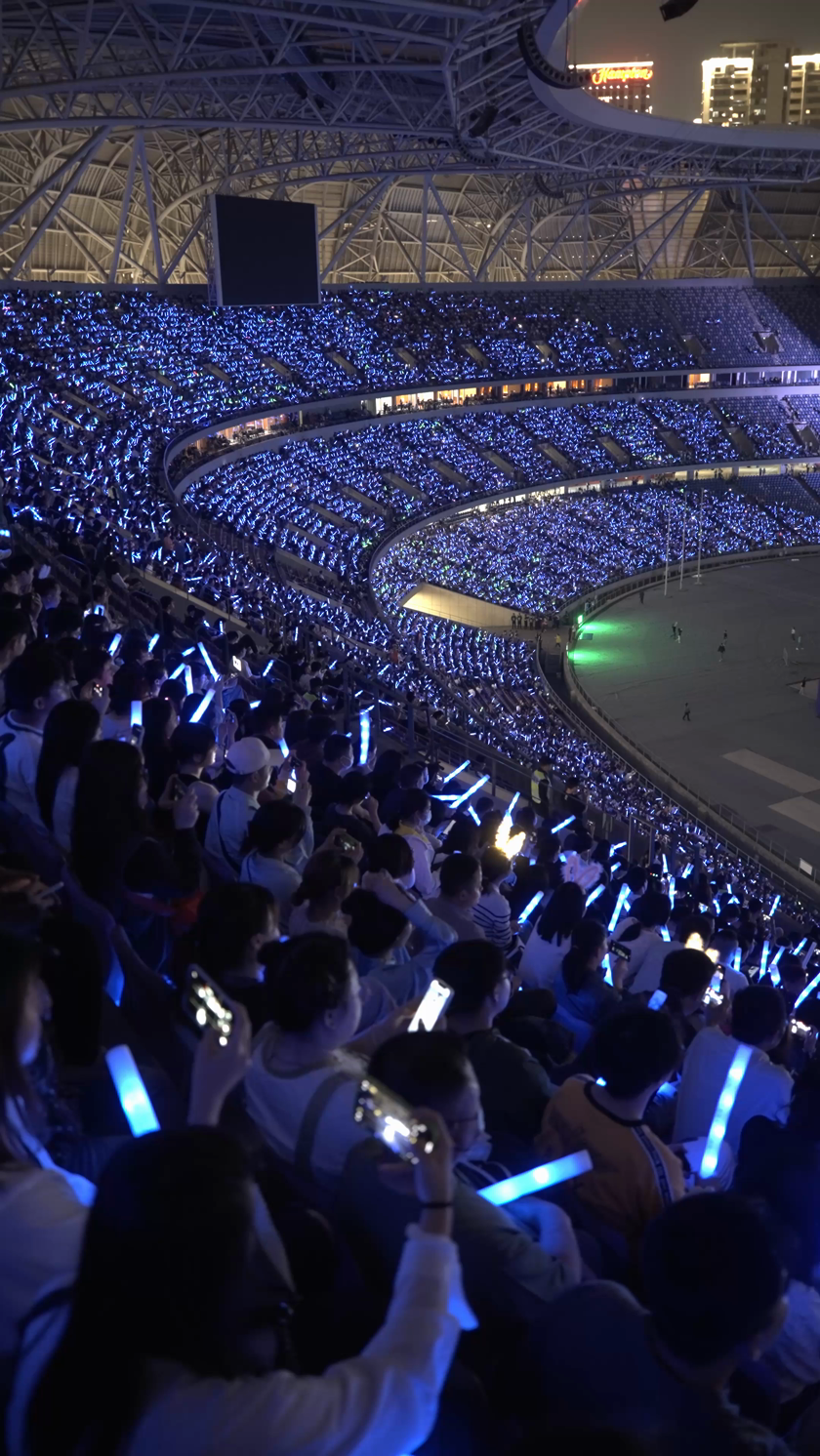 实拍体育馆演唱会现场粉丝挥舞荧光棒竖屏