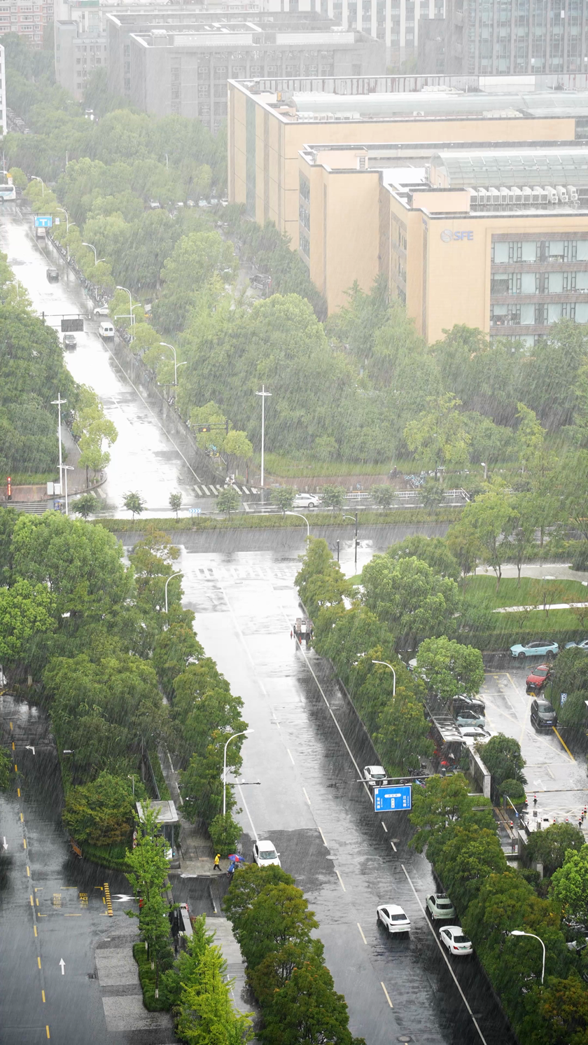 航拍下雨天的城市街道街景竖屏