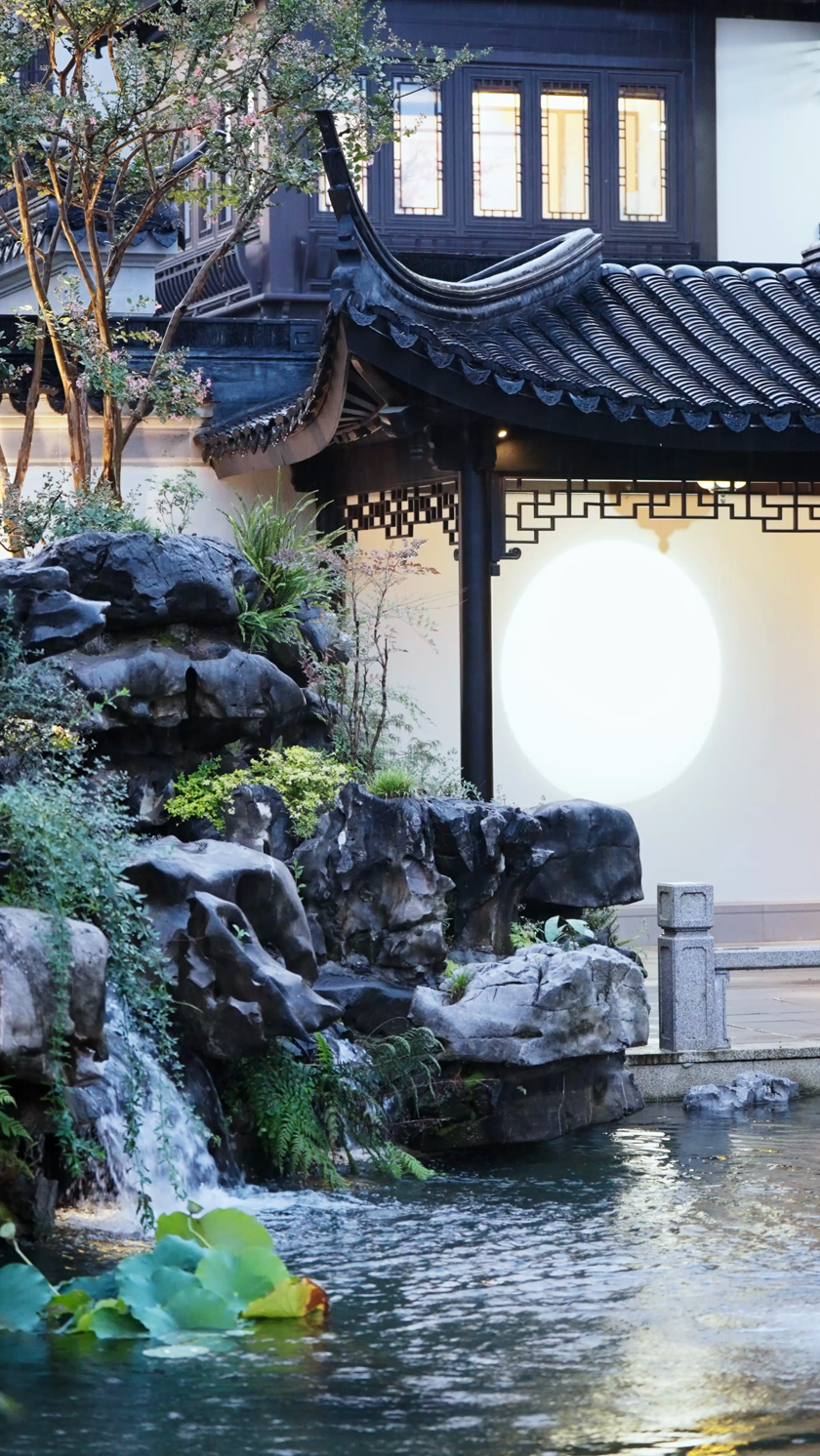 实拍下雨天中式园林古建筑亭子竖屏