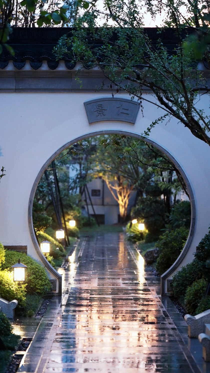 实拍下雨天中式庭院圆形拱门夜景竖屏