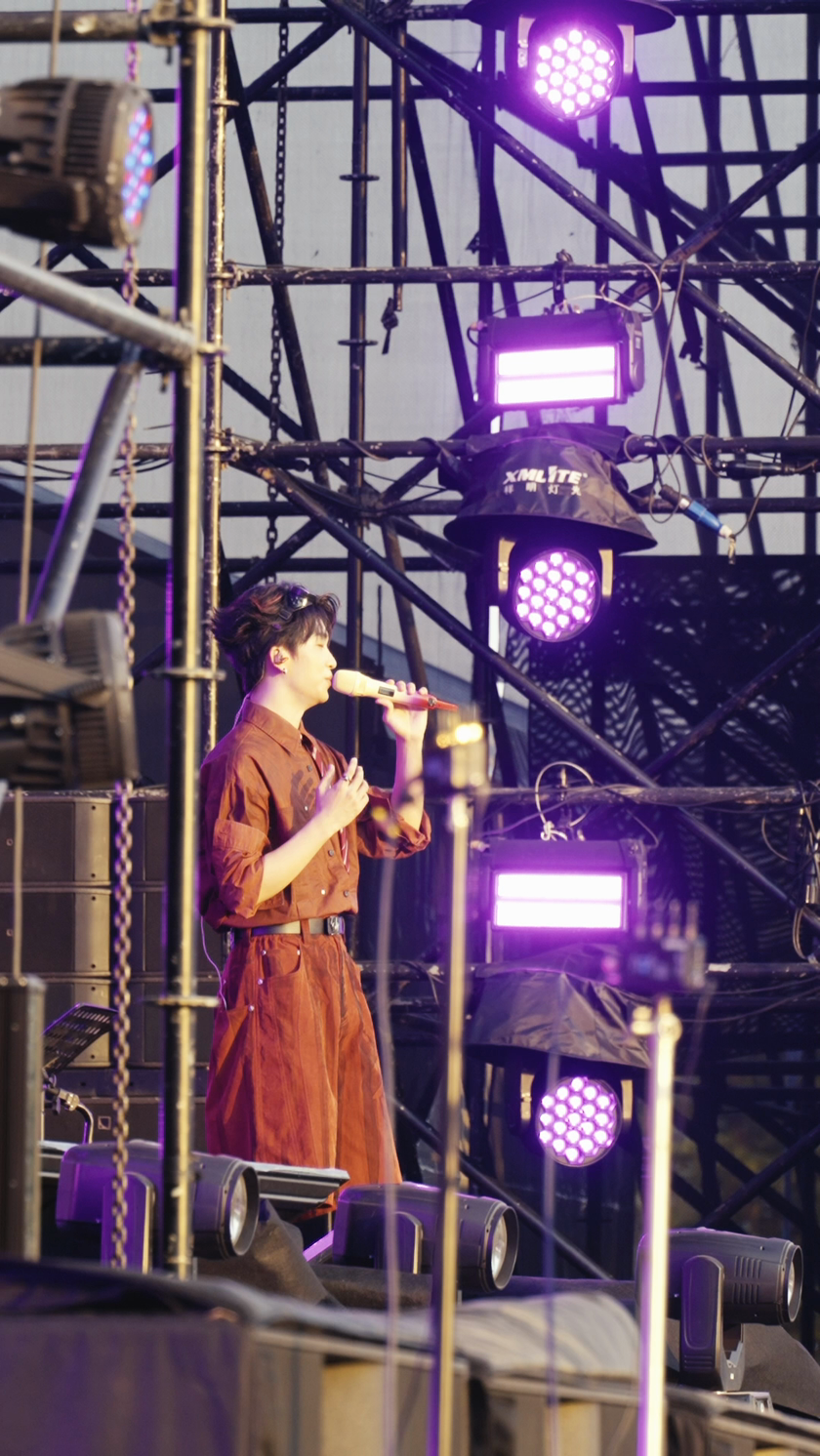 近距离拍摄歌手演唱现场