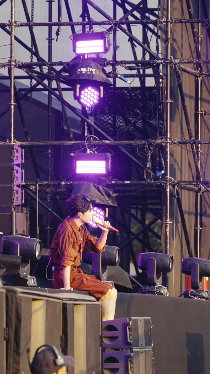 近距离拍摄歌手现场