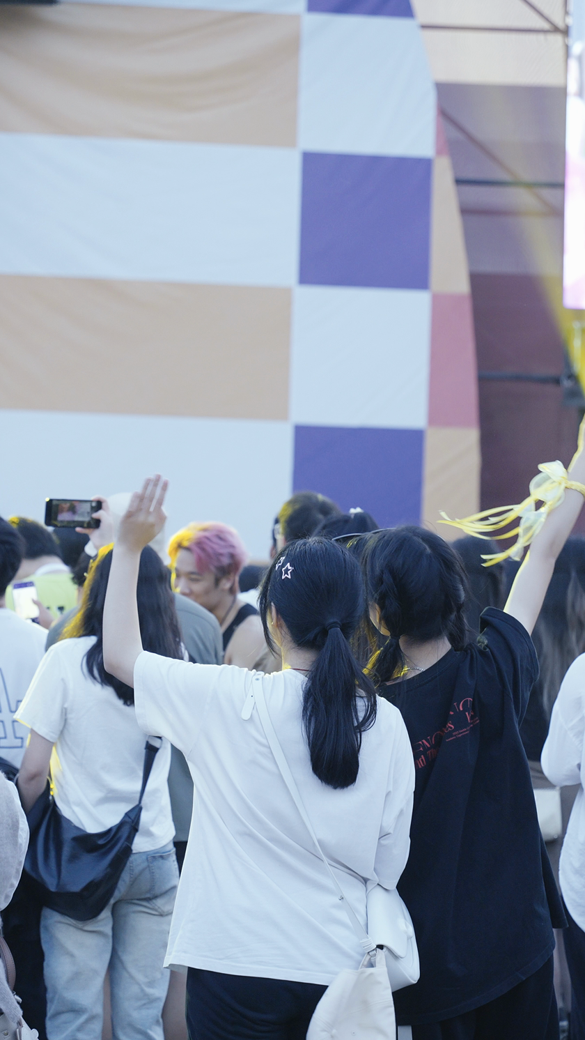 两个女孩演唱会现场挥手