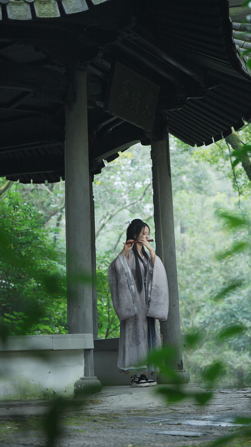古装美女在亭子里吹箫古风音乐中式意境