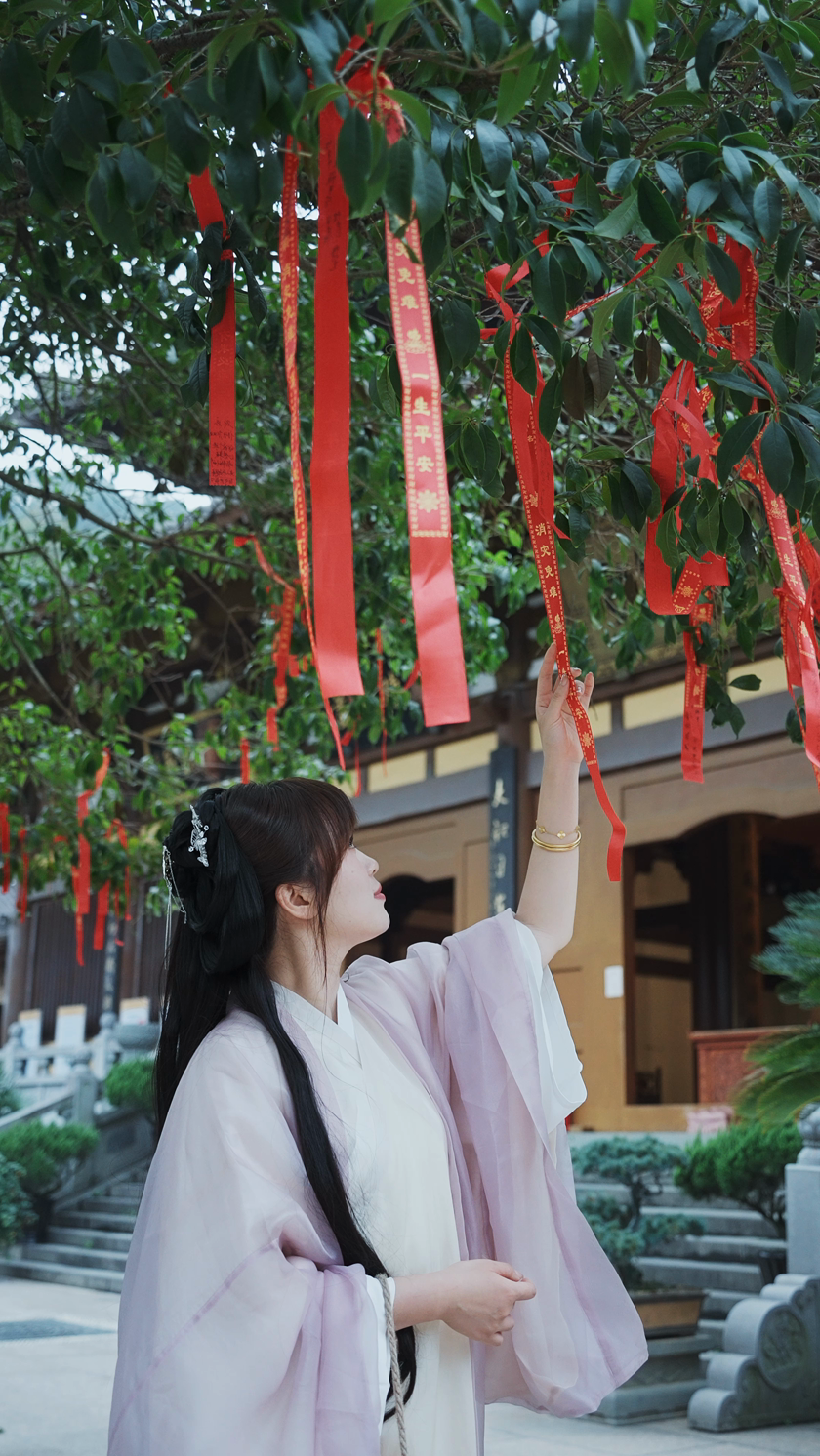 古装女孩在树下祈福