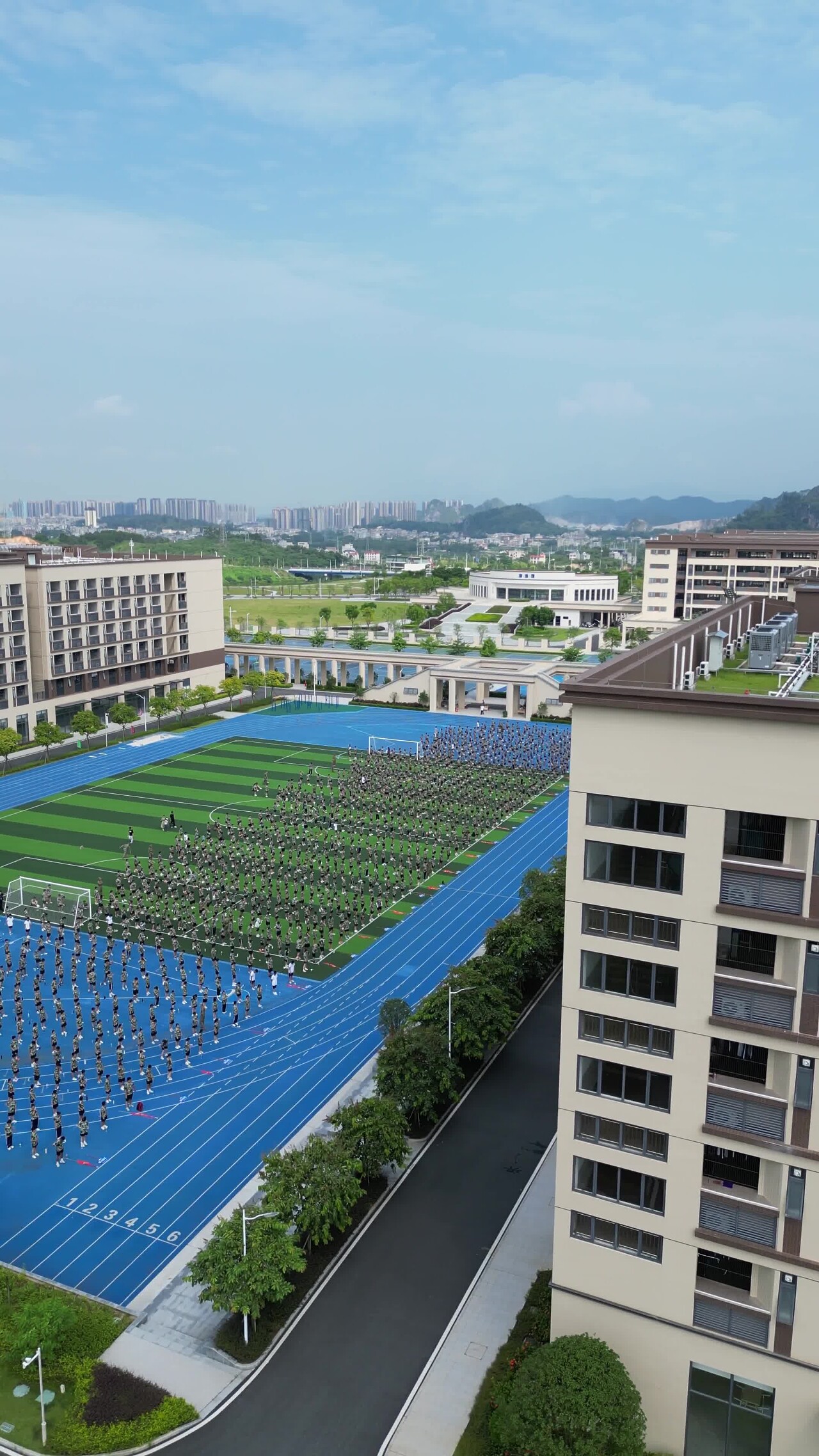 竖屏航拍学校军训