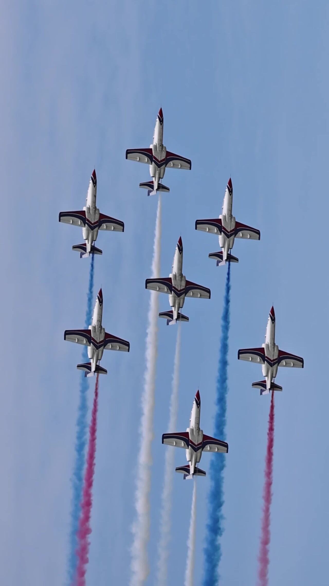 飞机空中飞行排列阵型表演特技空中彩虹航空表演