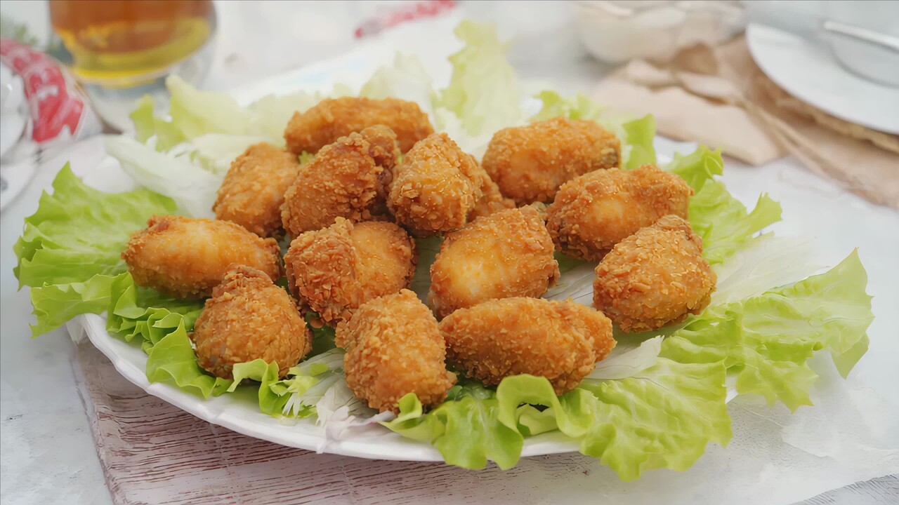 盘中生菜上的油炸鸡块