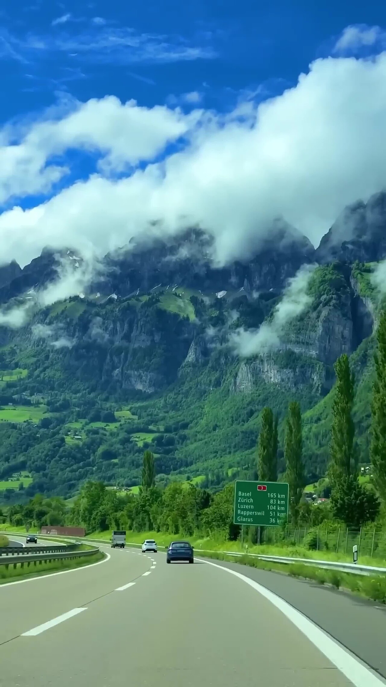 竖屏驾驶视角夏日新疆山区公路旅行