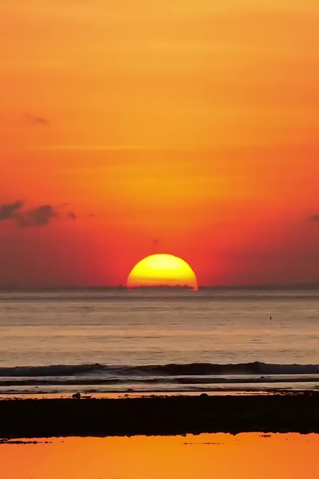 竖屏海上日出太阳光芒海浪沙滩
