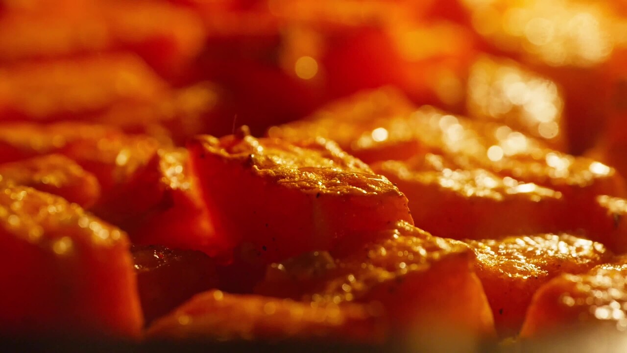 香辣烤鸡块美食烤箱特写热气腾腾