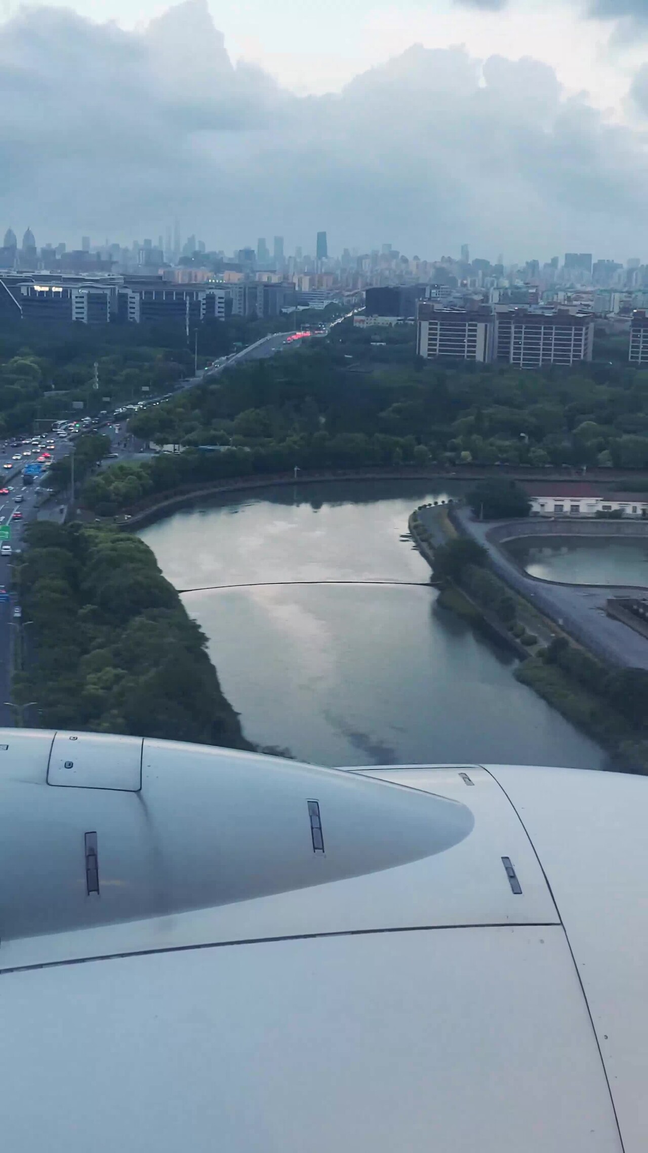 傍晚飞机降落上海虹桥机场