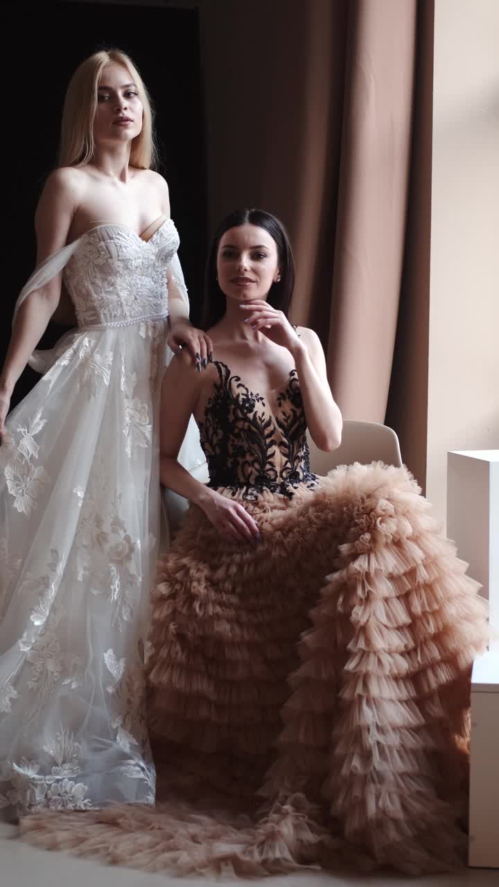 女模特在现代工作室里穿着优雅的衣服摆姿势