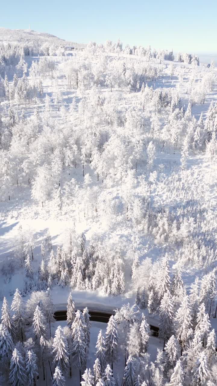 在晴朗的日子鸟瞰美丽的冬季山景