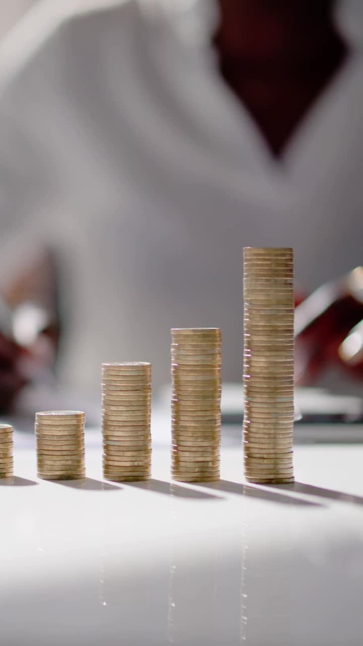 非洲会计师使用计算器。纳税人的钱